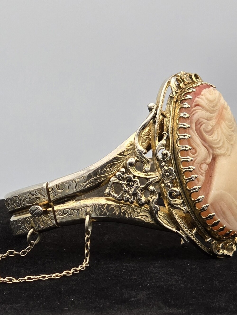 Vintage Signed Whiting & Davis Large Cameo Hinged Cuff Bracelet Good Condition - Picture 4 of 12
